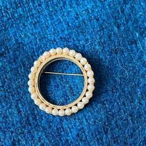 Elegant Gold and Pearl Brooch
